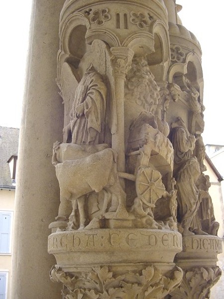 Notre-Dame de Chartres, portail nord L'Arche d'Alliance est rendue aux Hébreux, tirée par des vaches, elles-mêmes guidées par un ange