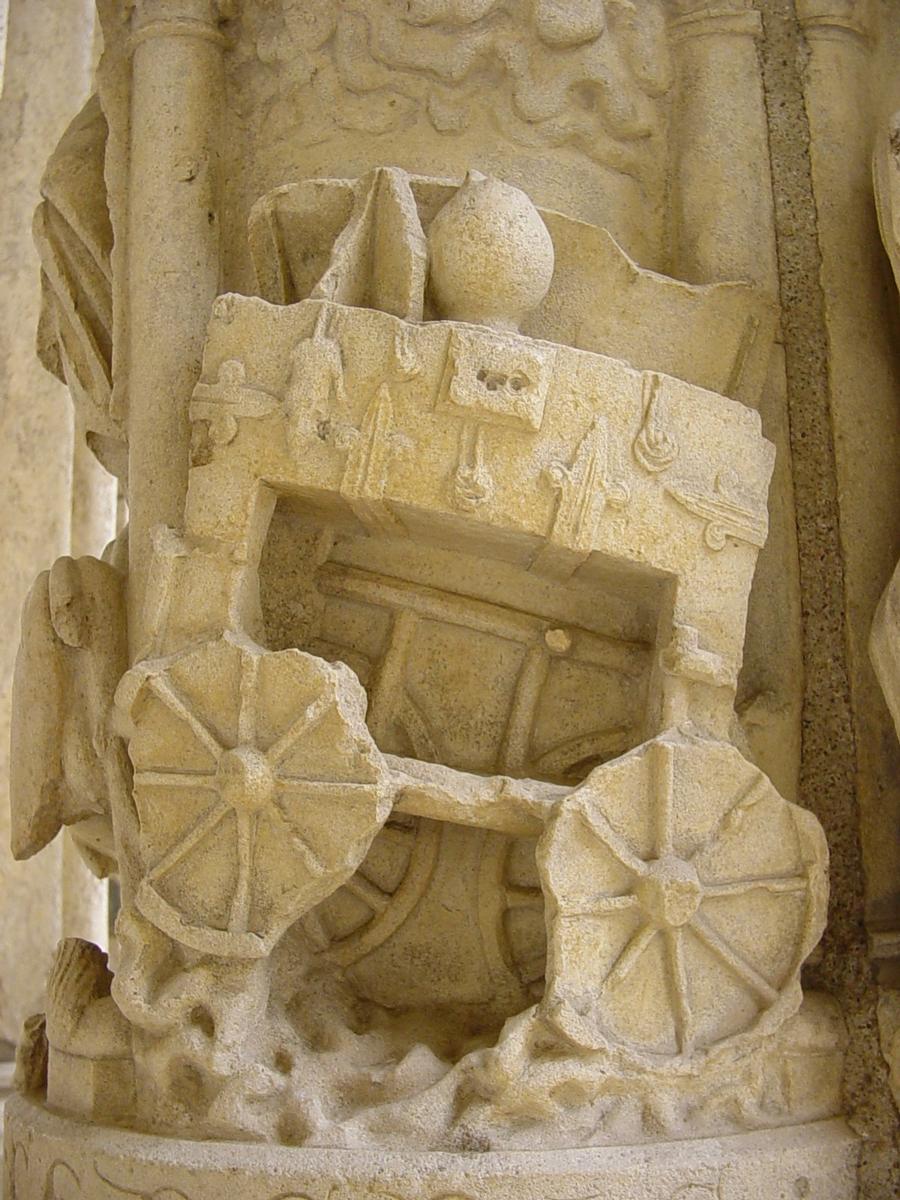 Notre-Dame de Chartres, portail nord L'Arche d'Alliance, sur ses roues, avec les Tables de la Loi, la manne, un rat d'or…