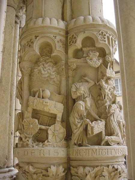 Fiche média no. 22631 Notre-Dame de Chartres, portail nord. Les deux scènes de l'Arche d'Alliance: les Philistins s'emparent de l'Arche, puis ils la restituent aux Hébreux