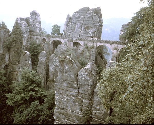 Pont de la Bastei. Accès au belvédère: panorama sur la vallée de l'Elbe. Suisse Saxonne, environs de Dresde 