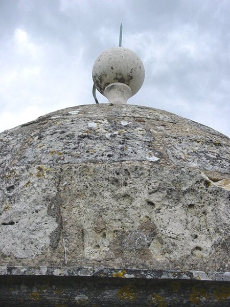 Tour Trajane de Méréville, Essonne (91).
Repère géodésique au sommet de la colonne Tour Trajane de Méréville, Essonne (91).
Repère géodésique au sommet de la colonne