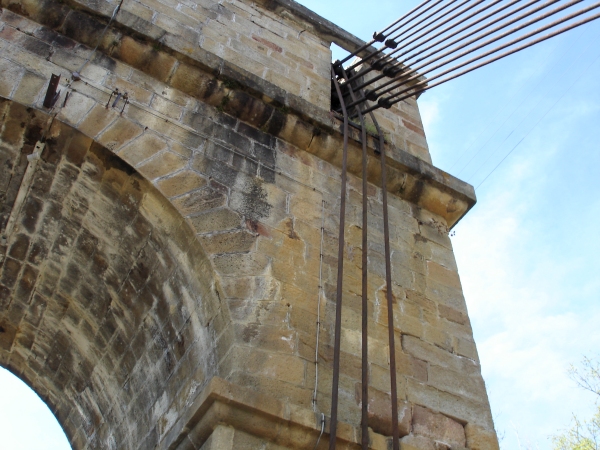 Pont suspendu de Parentignat. Suspension en barres articulées. Haubans en câbles d'acier ajoutés par Arnodin 