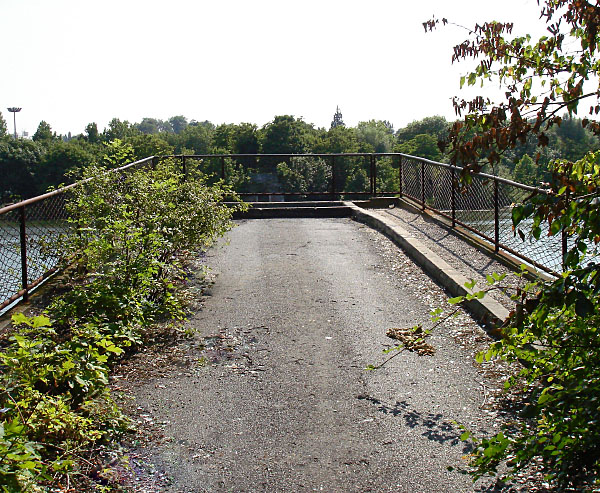 Reste der Hängebrücke Etiolles 