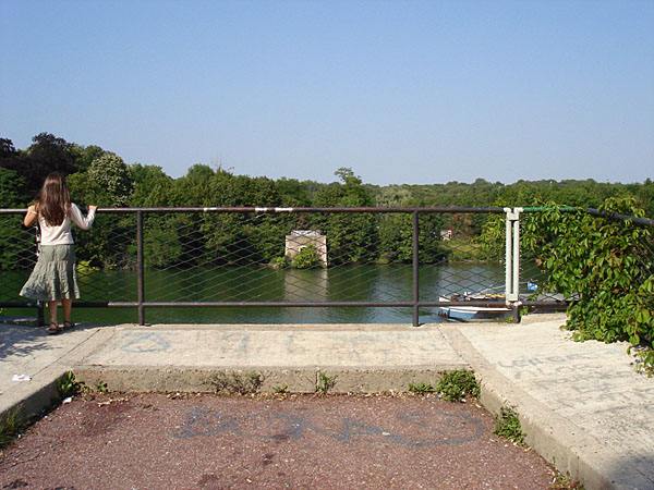 Vestiges de l'ancien pont suspendu d'Etiolles (91) 