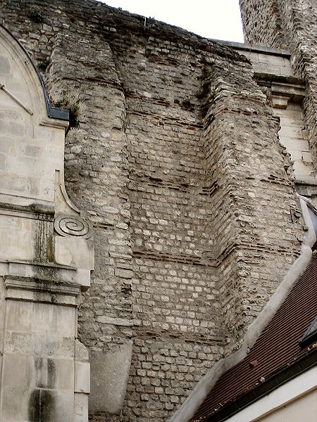 Cachan (94). Aqueduc romain d'Arcueil. Vestiges (arc, pilier) visibles dans la cour du Fief des Arcs 