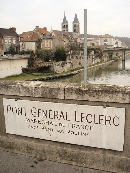 Melun (77)Pont Général Leclerc. Ancien pont aux Moulins 