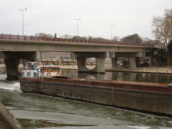 Bridge of the N 6 at Melun across the Seine 
