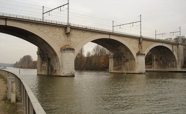 Seinebrücke der Eisenbahn zwischen Le Mée-sur-Seine und Dammarie-lès-Lys (bei Melun) 