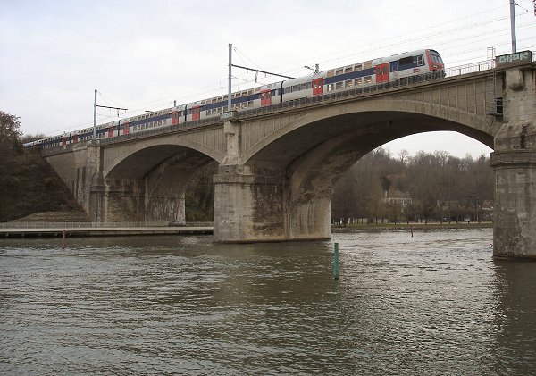 Railroad bridge between Le Mée-sur-Seine and Dammarie-lès-Lys (near Melun) across the Seine 