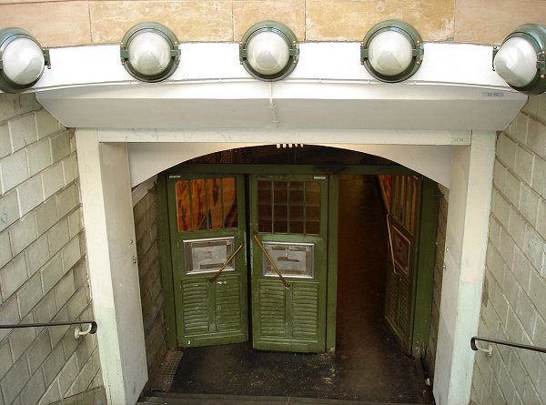 Libellule de la Porte Dauphine. Métro de Paris, ligne n°2. Eclairage et portes d'origine 