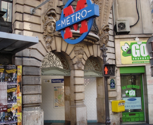 Immeubles rue Réaumur, Paris 2e. N°97. Entrée du métro Sentier, ligne 3 
