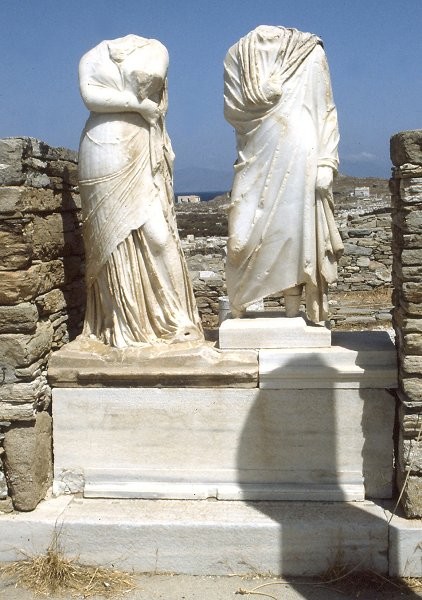 Délos. Maison de Cléopâtre. Statues de Cléopâtre et son époux Dioscouride, riches marchands due s 
