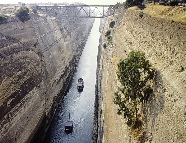 Canal de Corinthe. Pont ferroviaire, vu du pont routier. Vue vers l'ouest (Corinthe) 