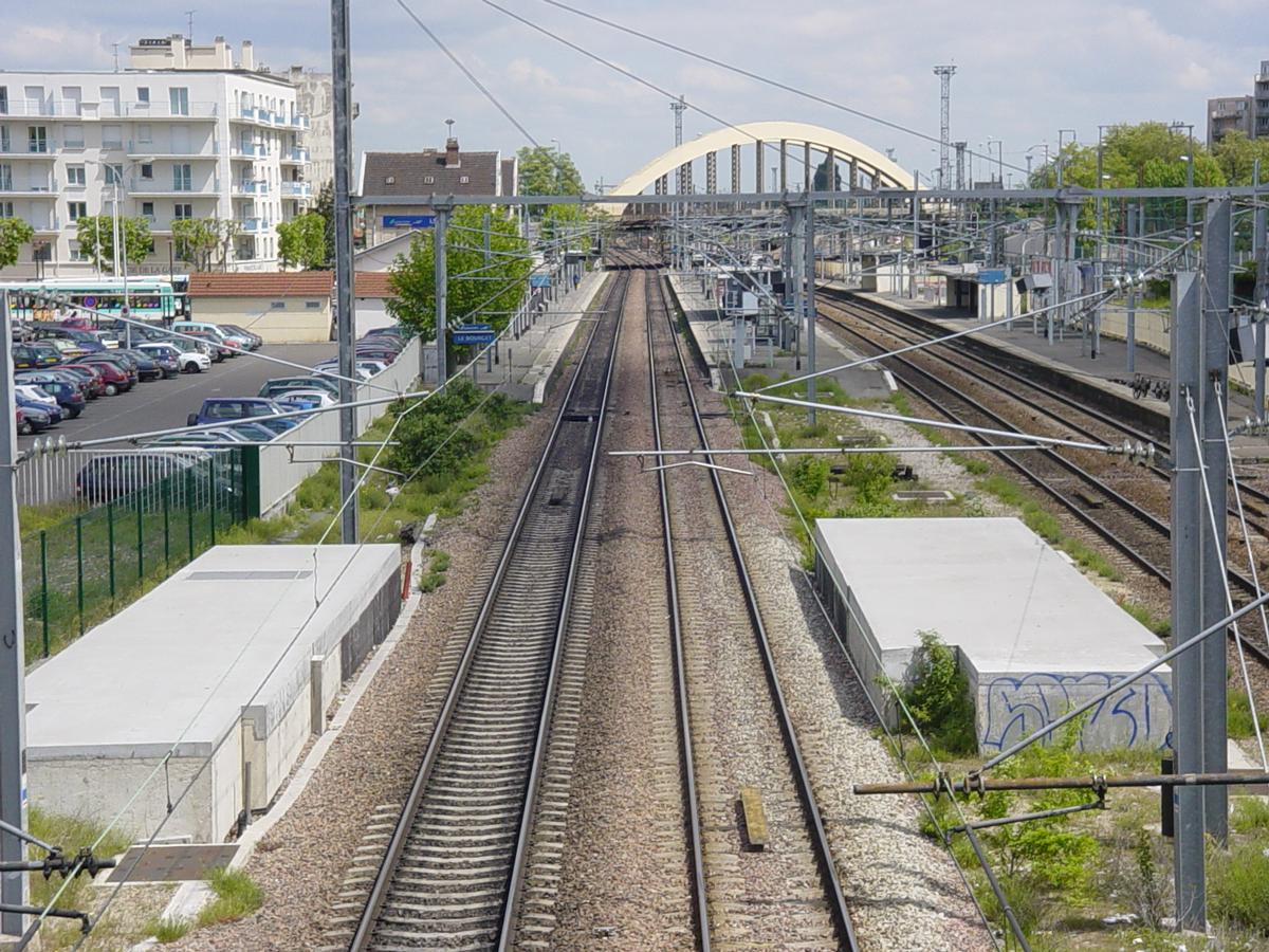 RER ligne B, pont et gare du Bourget, vus du pont de la Grande Ceinture 