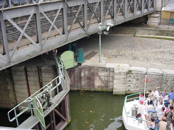 Ligne 5 du métro de Paris: Pont entre Quai de la Rapée et Arsenal, au-dessus de l'écluse du Port de l'Arsenal 