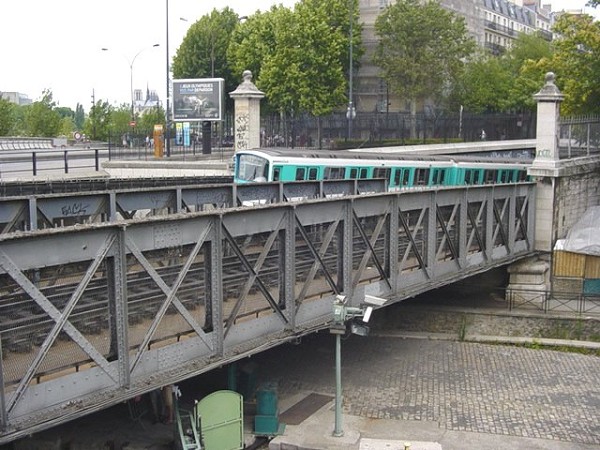 Pont du métro (ligne 5) entre Quai de la Rapée et Arsenal, au-dessus de l'écluse du Port de l'Arsenal. Notre-Dame à l'horizon 