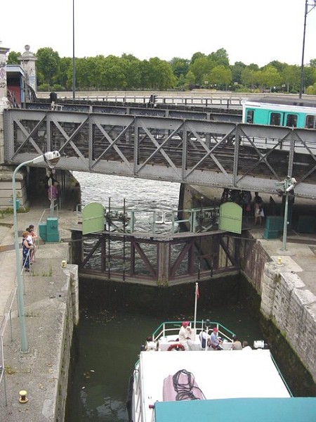 Pont du métro (ligne 5) entre Quai de la Rapée et Arsenal, au-dessus de l'écluse du Port de l'Arsenal 