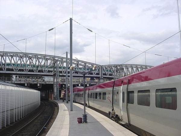 Linie 2 der Pariser MetroBrücke über die Gleise am Bahnhof »Gare du Nord« Linie 2 der Pariser Metro Brücke über die Gleise am Bahnhof »Gare du Nord«