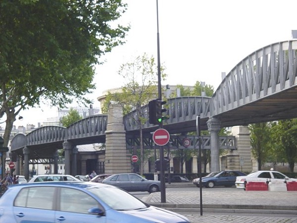 Linie 2 der Pariser MétroBahnhof Jaurès 