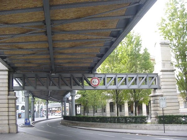 Fiche média no. 23310 Viaduc près de la station Jaurès, sur la ligne 2 du métro de Paris. La longue poutre métallique laissait le passage à une ligne de tramways