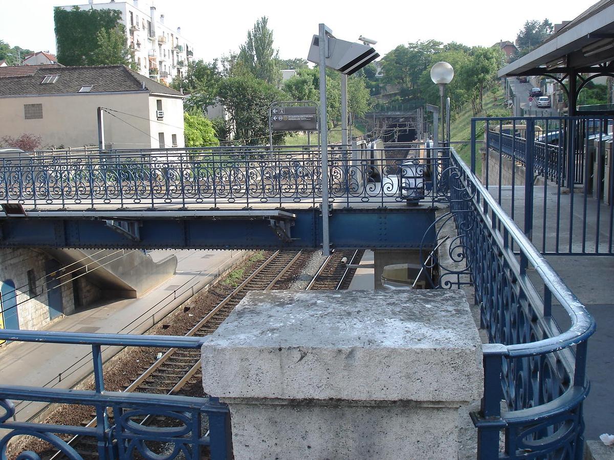 Ligne Paris-Invalides à Versailles-Rive-Gauche. Gare de Meudon-Val-Fleury 