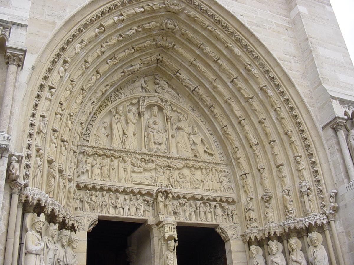 Notre-Dame de Paris. Portail Sainte Anne 