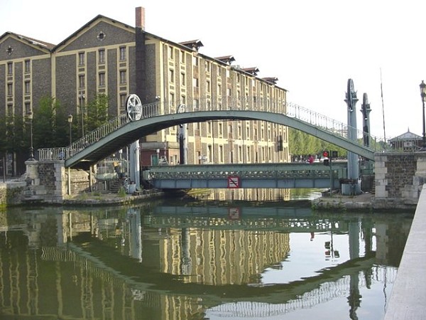Rue Crimée footbridge and lift bridge crossing the Ourcq Canal in Paris (19th arrondissement) 