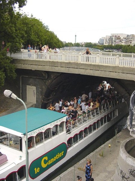 Morland-Brücke über die Schleuse am Arsenal-Hafen in Paris 