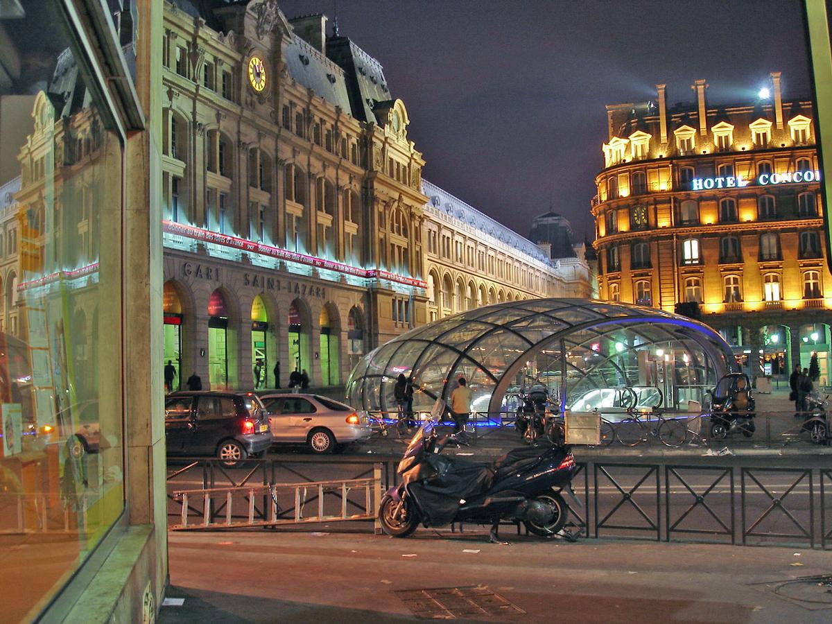 Bahnhof Saint-Lazare mit Eingangskuppel für den unterirdischen Bahnhof Haussmann-Saint-Lazare des RER E 