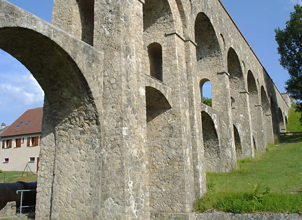 Aqueduc de la Vanne. Pont à deux niveaux à Pont-sur-Yonne / Saint-Sérotin 