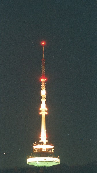 Fernmeldeturm auf dem Frauenkopf bei Stuttgart und bei Nacht 