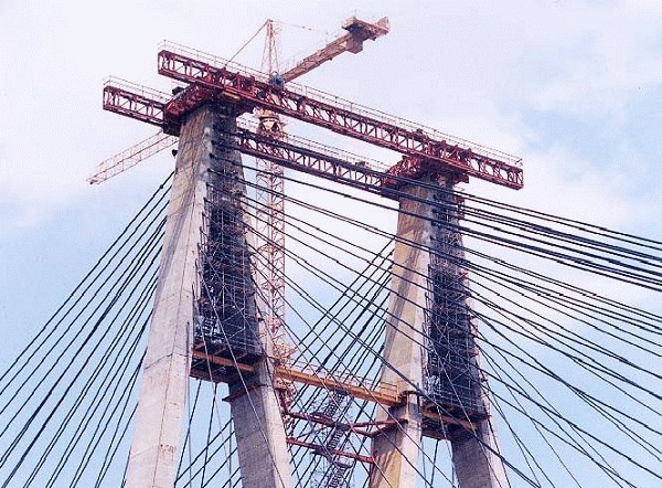 Fred Hartman Bridge en construction
Tête de pylônes sud 