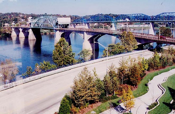 Market Street Bridge vom Tennessee-Aquarium aus gesehen in Chattanooga, Tennessee 