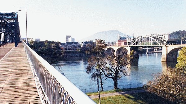 Market Street Bridge von der Walnut Street Bridge aus gesehen in Chattanooga, Tennessee 