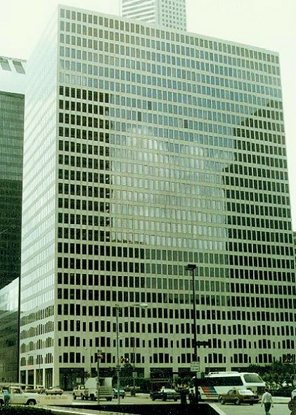 Two Shell Plaza, Houston Uniform loads descending through mullions gradually concentrating over columns, floors 2 -6, result in a clear expression of arching of forces above wider spans at first floor