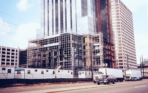 Williams Tower, Houston. 
Base du bâtiment qui est encore en construction 