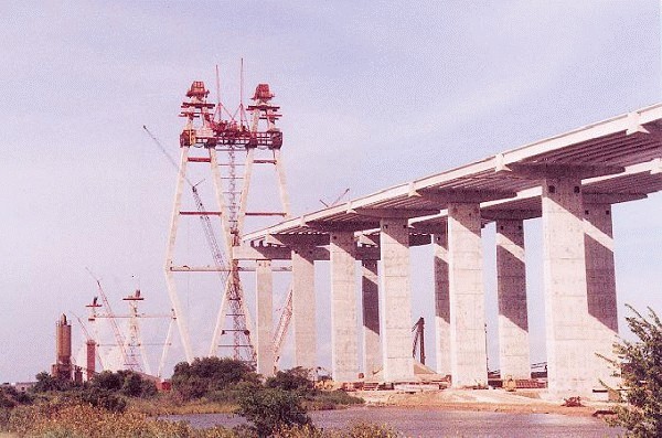Fred Hartman Bridge en construction
Vue vers le nord 