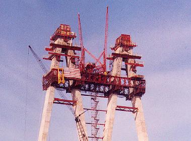 Fred Hartman Bridge im Bau
Detail Pylonenkopf 