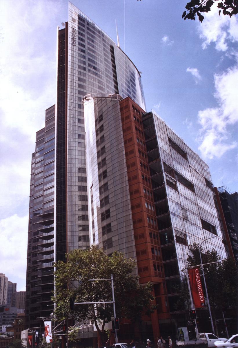Aurora Place devant Governor Macquarie Tower 