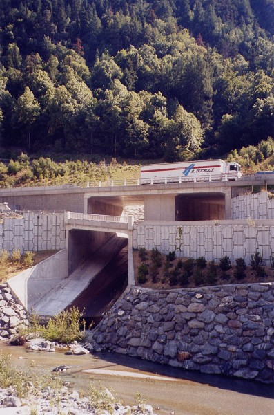 Autoroute A43 beim Orelle-Tunnel. Zwei Brücken über den Bordelin 