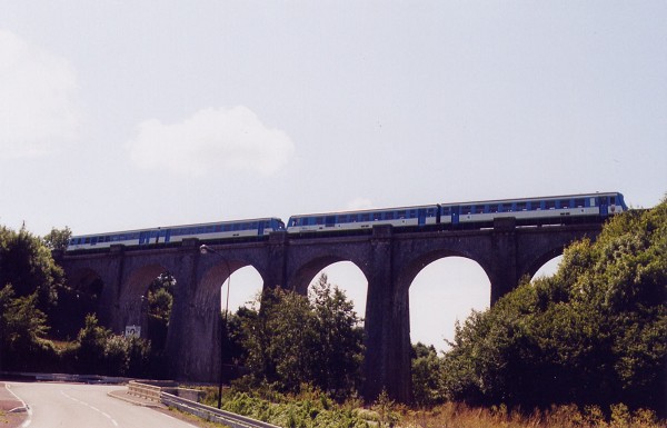 Viaduc de Coutancesla liaison Caen-Rennes faite par un X4630 en unité multiple (couleurs de la région Basse-Normandie)