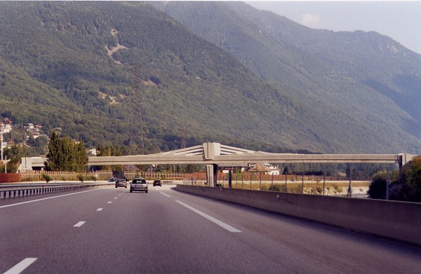 Pont de Saint-Rémy-de-Maurienne vu depuis l'autoroute A43 