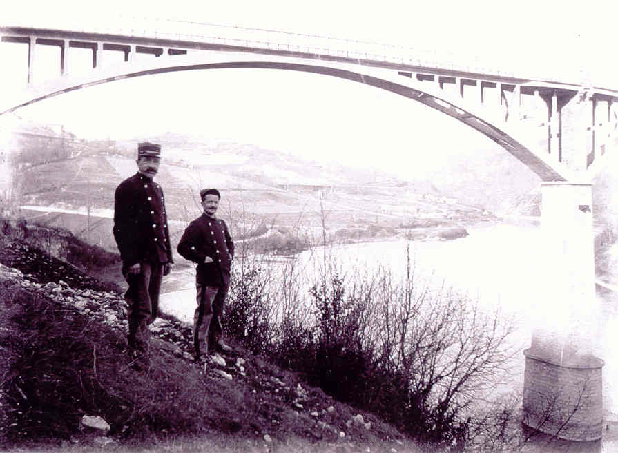 Uniformed men posing in front of the first Pyrimont bridge (completed in 1907). 