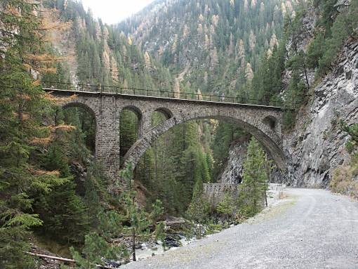 Brombenzbrücke in der engen steinschlag- und lawinengefährdeten Zügenschlucht 