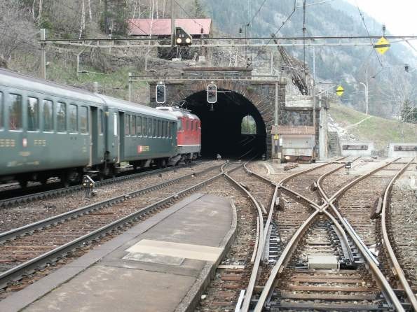 Gotthardbahn: Areal der Station Wassen, und mittlere Entschigtalgalerie 