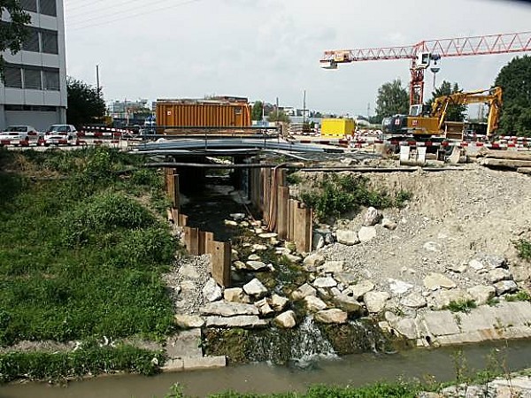 Baustelle Leutschenbach «Brücke und Gewässerkorrektur, Hochwasserauffangbecken» 