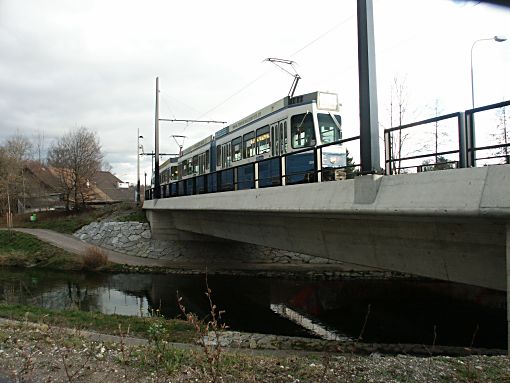 Neue Glattbrücke ganz in der Nähe der Endstation «Auzelg» 