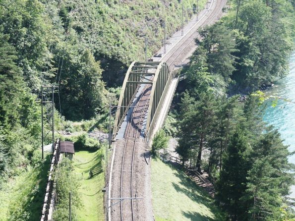 Gotthardbahn: Gumpischbach-Brücke. Die zweite Spur führt an dieser Stelle durch einen Tunnel 