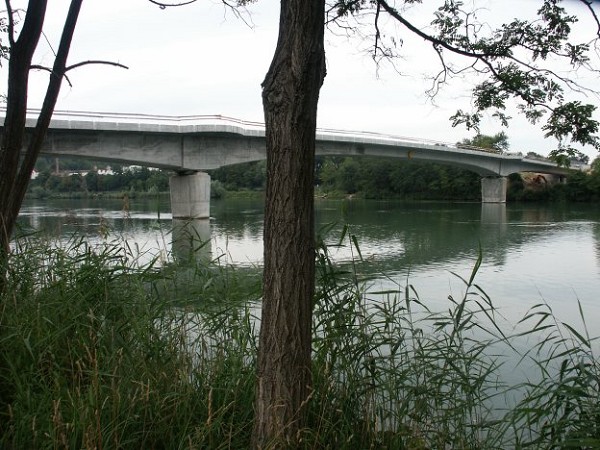 Rheinbrücke (Grenzbrücke) in Laufenburg (Kt. Aargau, Schweiz / Baden Württemberg, Deutschland) noch im Bau 