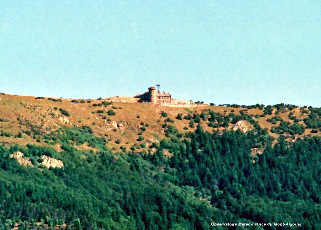 Fiche média no. 59000 Observatoire du MONT-AIGOUAL (30, Gard) – En service depuis 1894, à 1567 m d'altitude, c'est la derniére station de montagne de « Météo-France », encore habitée
